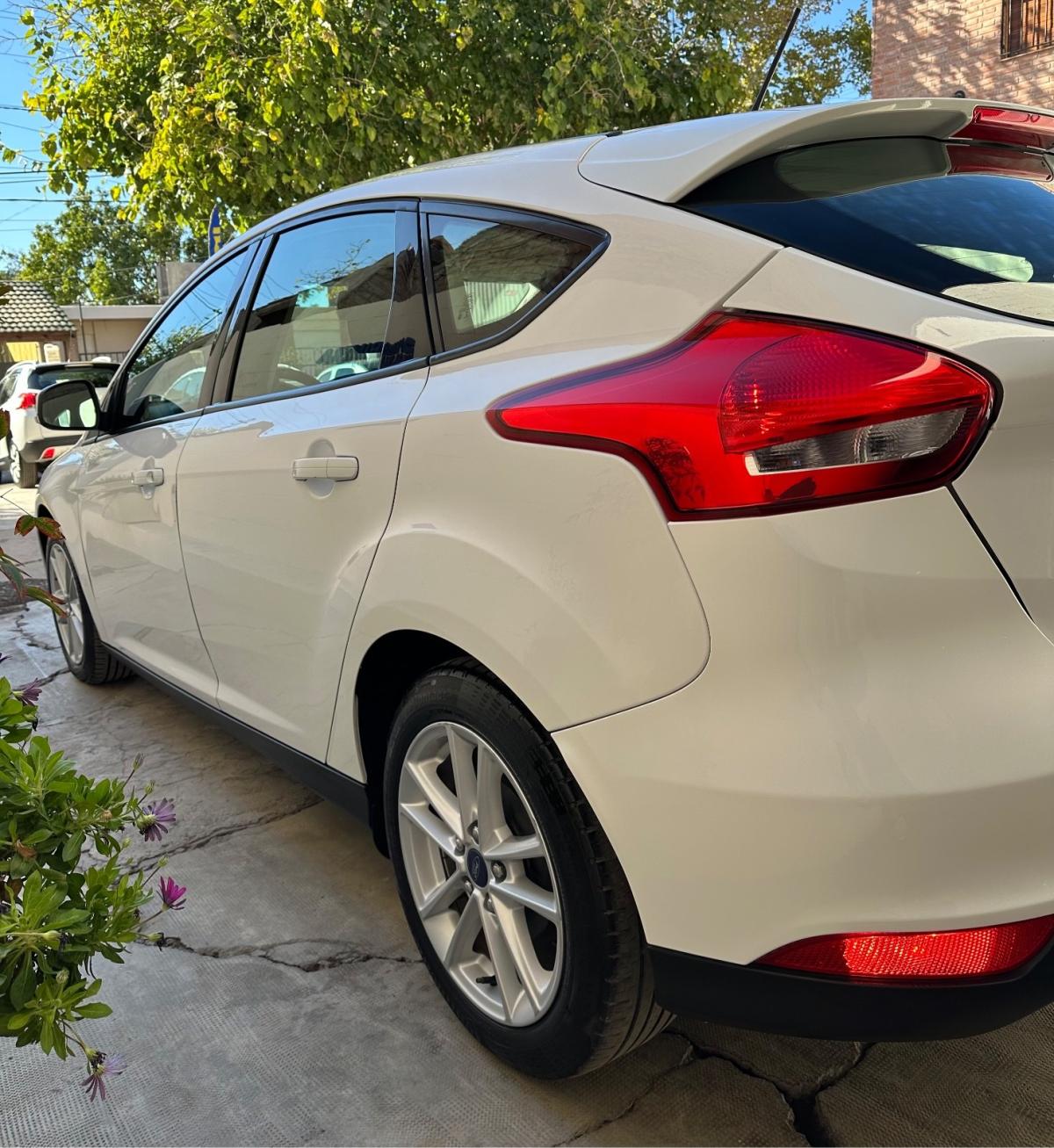 Foto de FORD FOCUS S 2018, color blanco, en San Juan