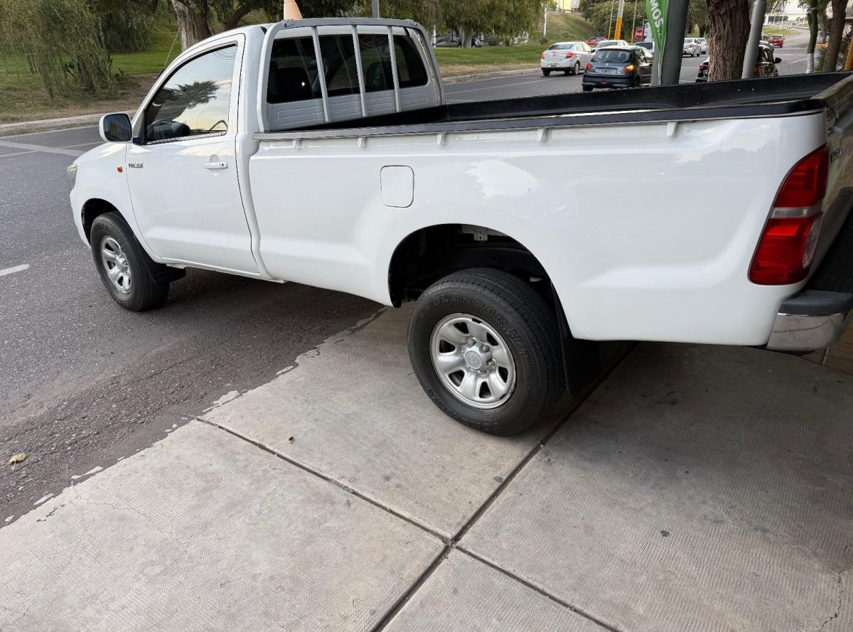 Foto de TOYOTA HILUX 4x2 cabina simple dx pack 2.5 tdi - gas oil 2012, color blanco, en San Juan