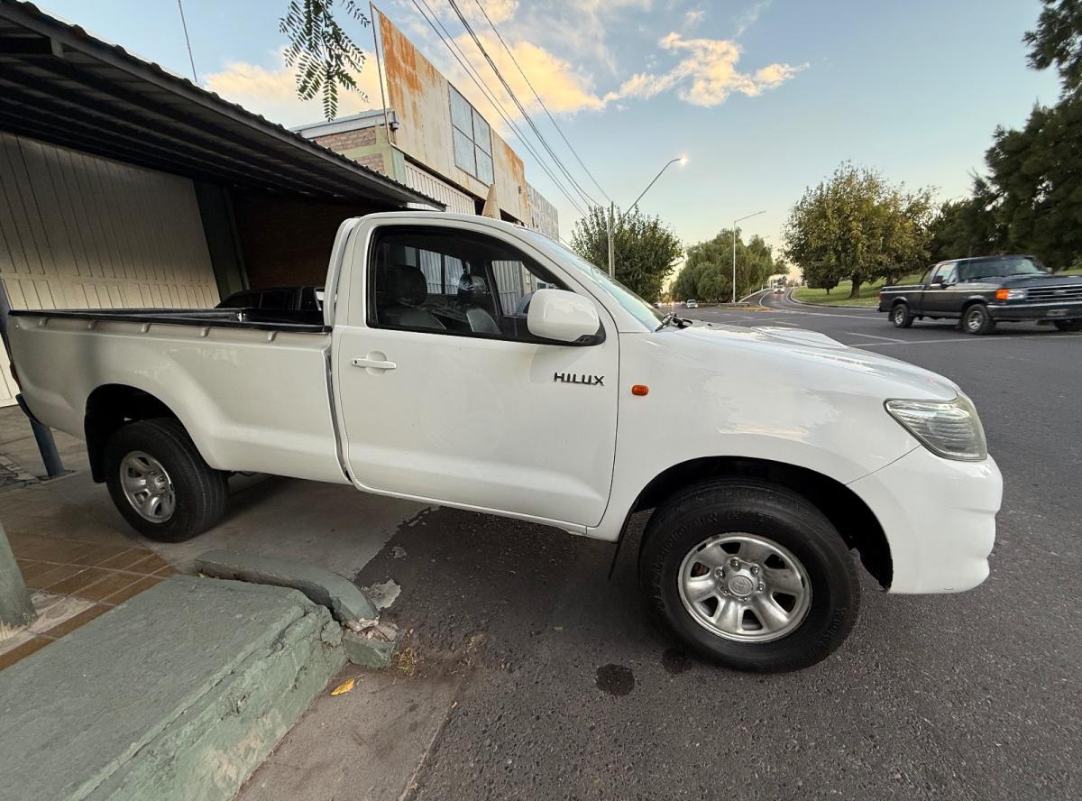 Foto de TOYOTA HILUX 4x2 cabina simple dx pack 2.5 tdi - gas oil 2012, color blanco, en San Juan
