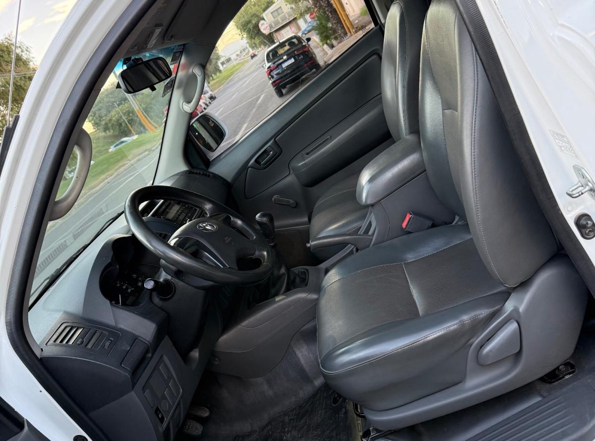 Foto de TOYOTA HILUX 4x2 cabina simple dx pack 2.5 tdi - gas oil 2012, color blanco, en San Juan
