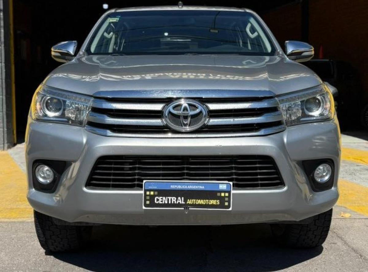 Foto de TOYOTA HILUX SRX MANUAL 2017, color gris, en San Juan