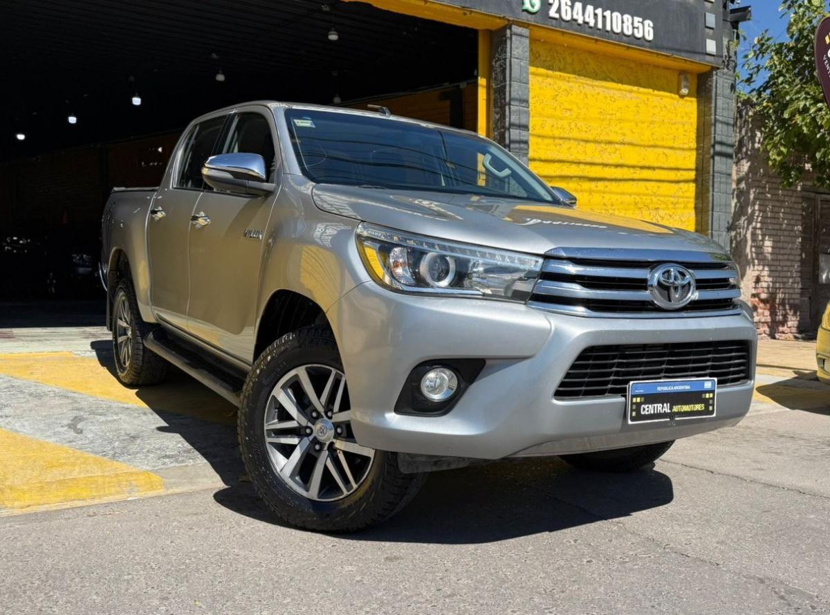 Foto de TOYOTA HILUX SRX MANUAL 2017, color gris, en San Juan
