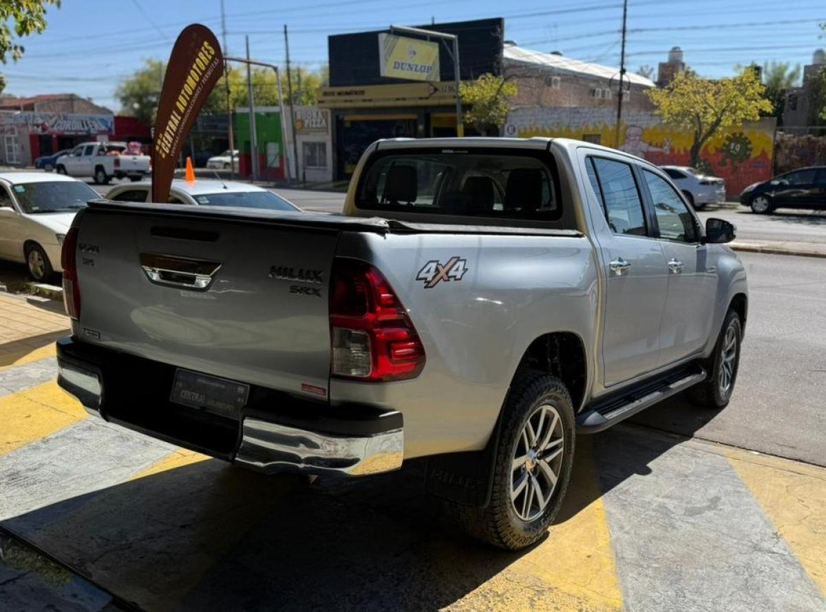 Foto de TOYOTA HILUX SRX MANUAL 2017, color gris, en San Juan