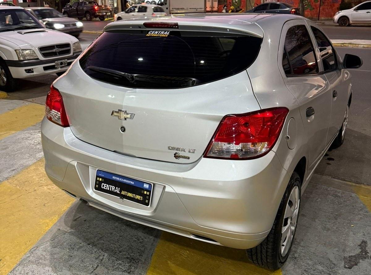 Foto de CHEVROLET ONIX LT 2014, color gris, en San Juan