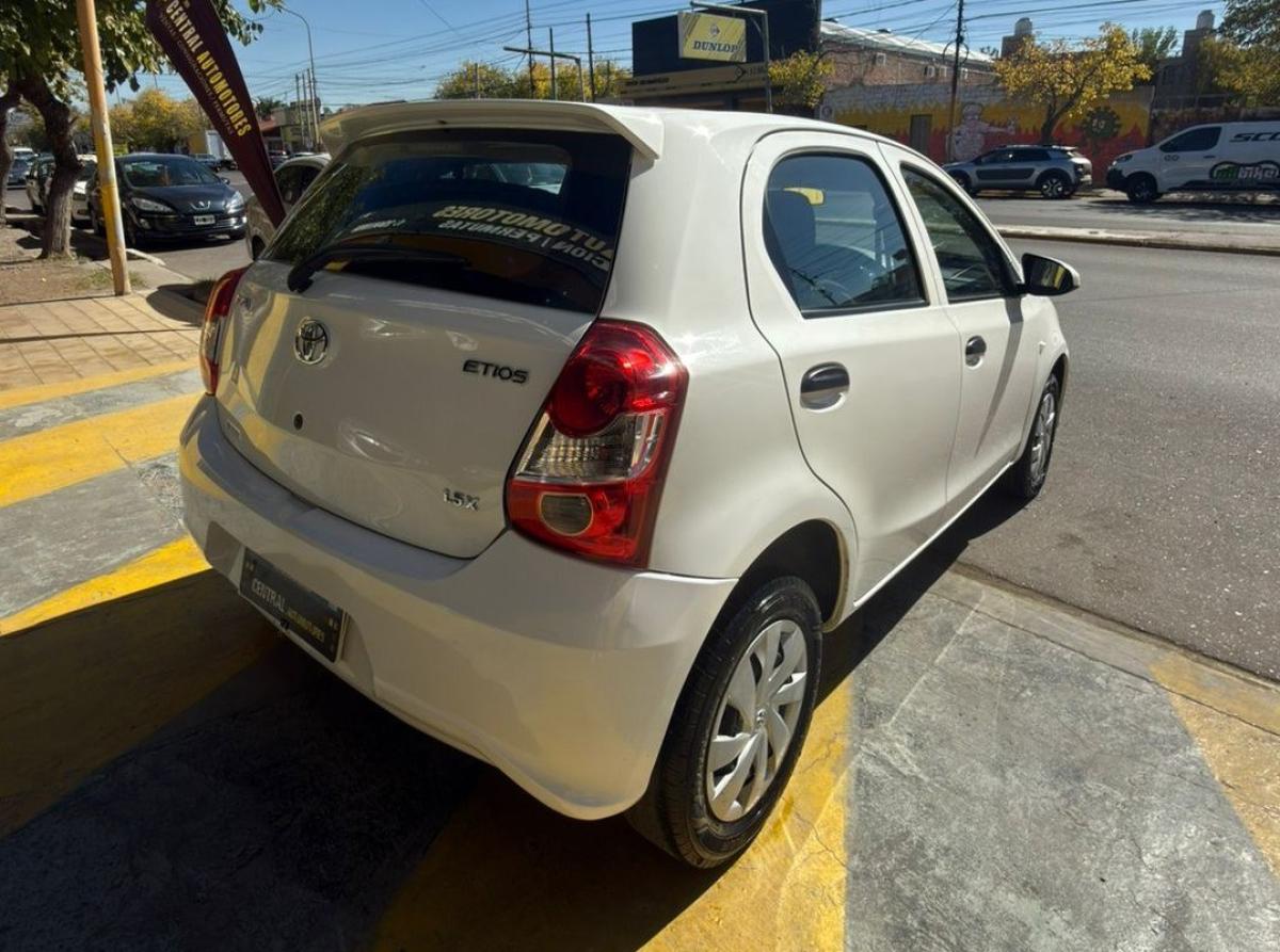 Foto de TOYOTA ETIOS x 1.5 2022, color blanco, en San Juan