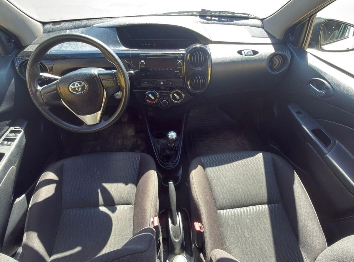 Foto de TOYOTA ETIOS x 1.5 2022, color blanco, en San Juan