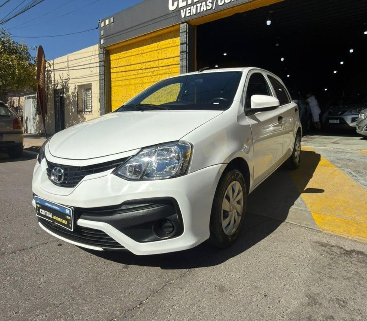 Foto de TOYOTA ETIOS x 1.5 2022, color blanco, en San Juan