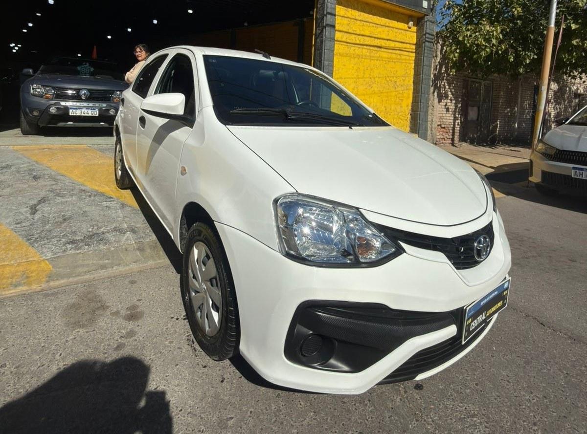 Foto de TOYOTA ETIOS x 1.5 2022, color blanco, en San Juan