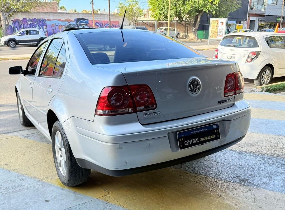 Foto de VOLKSWAGEN BORA 1.9 tdi 2006, color plata, en San Juan