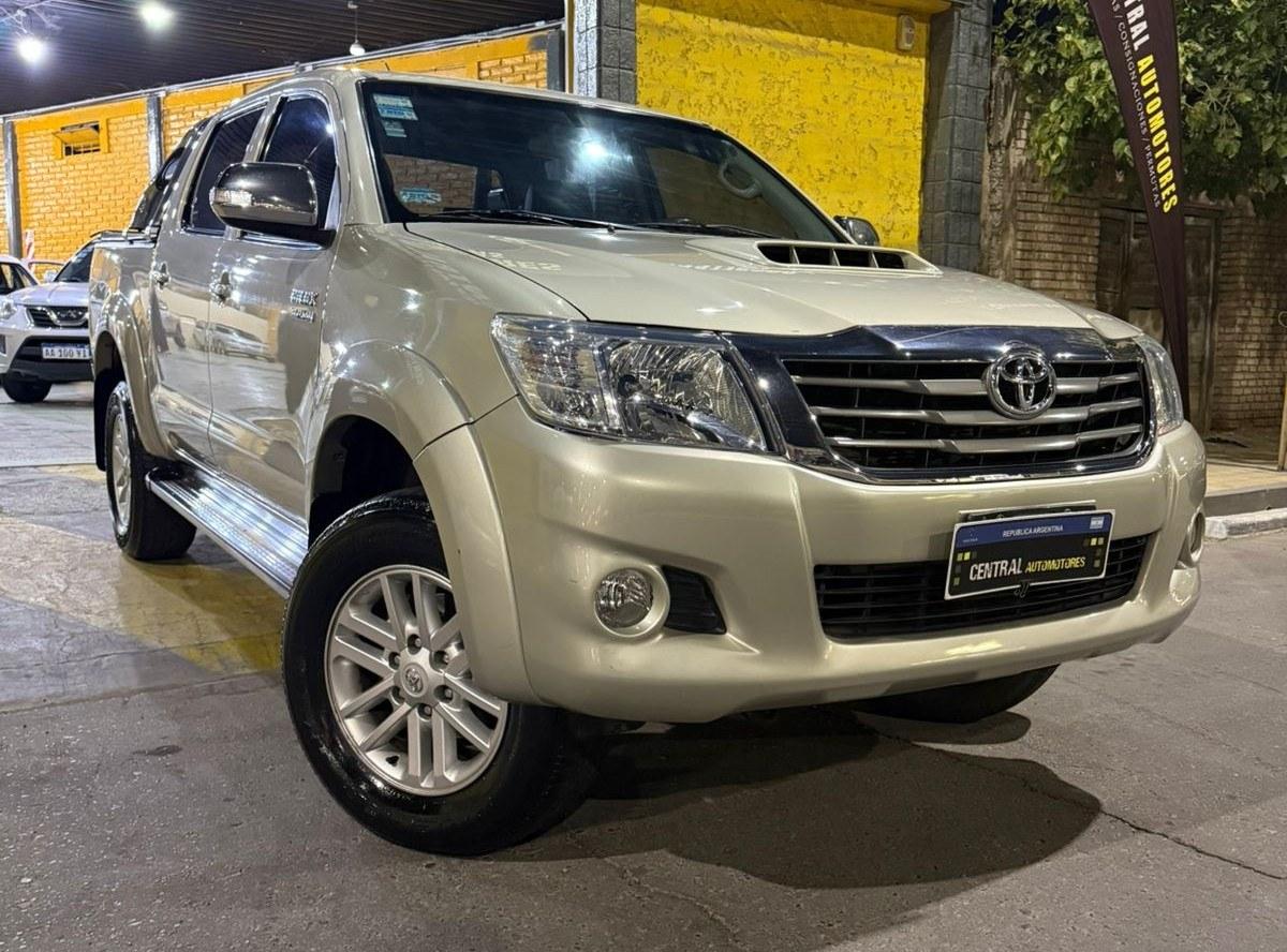 Foto de TOYOTA HILUX srv 4x4 2013, color marron, en San Juan