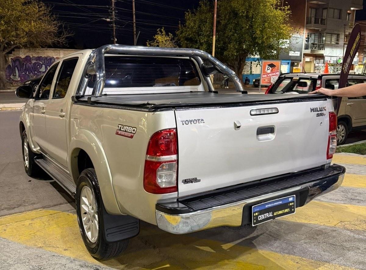 Foto de TOYOTA HILUX srv 4x4 2013, color marron, en San Juan