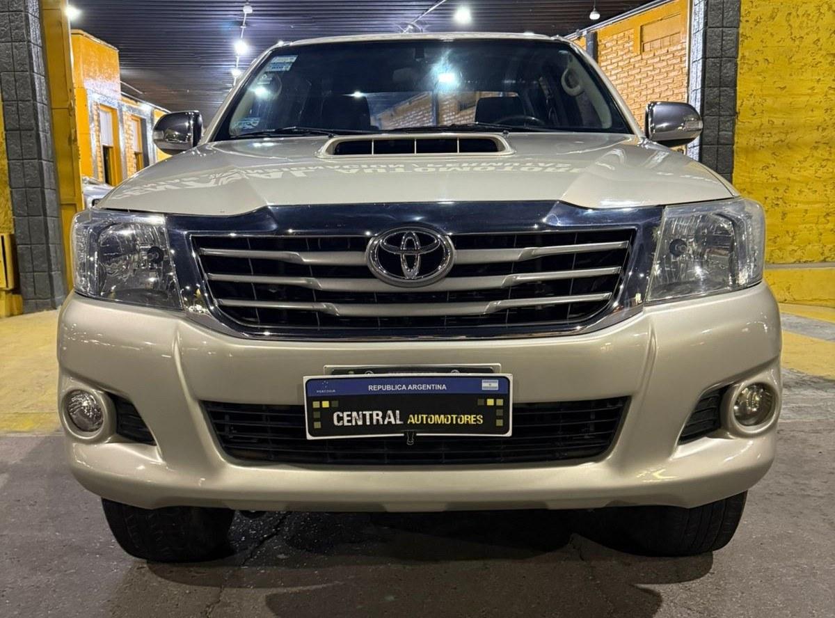 Foto de TOYOTA HILUX srv 4x4 2013, color marron, en San Juan