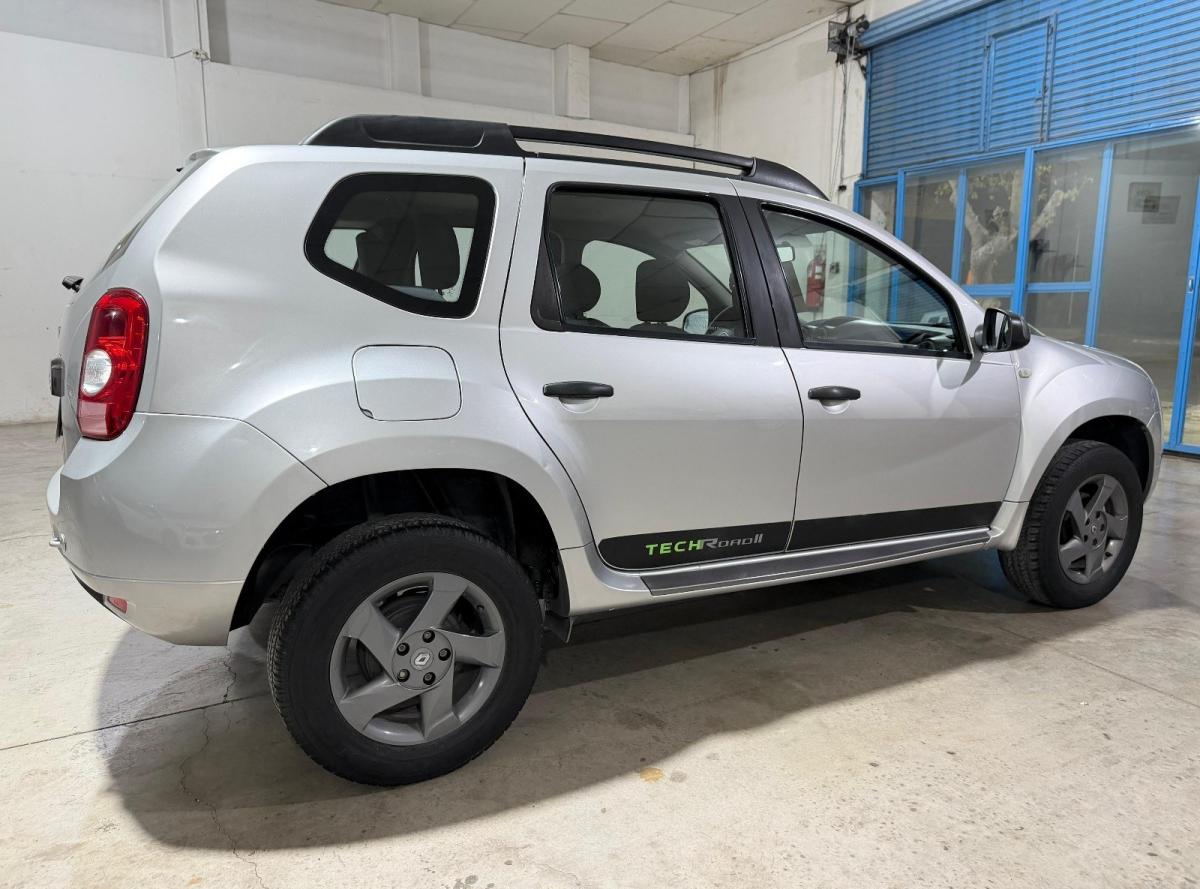 Foto de RENAULT DUSTER 1.6 Tech Road 2014, color plata, en San Juan
