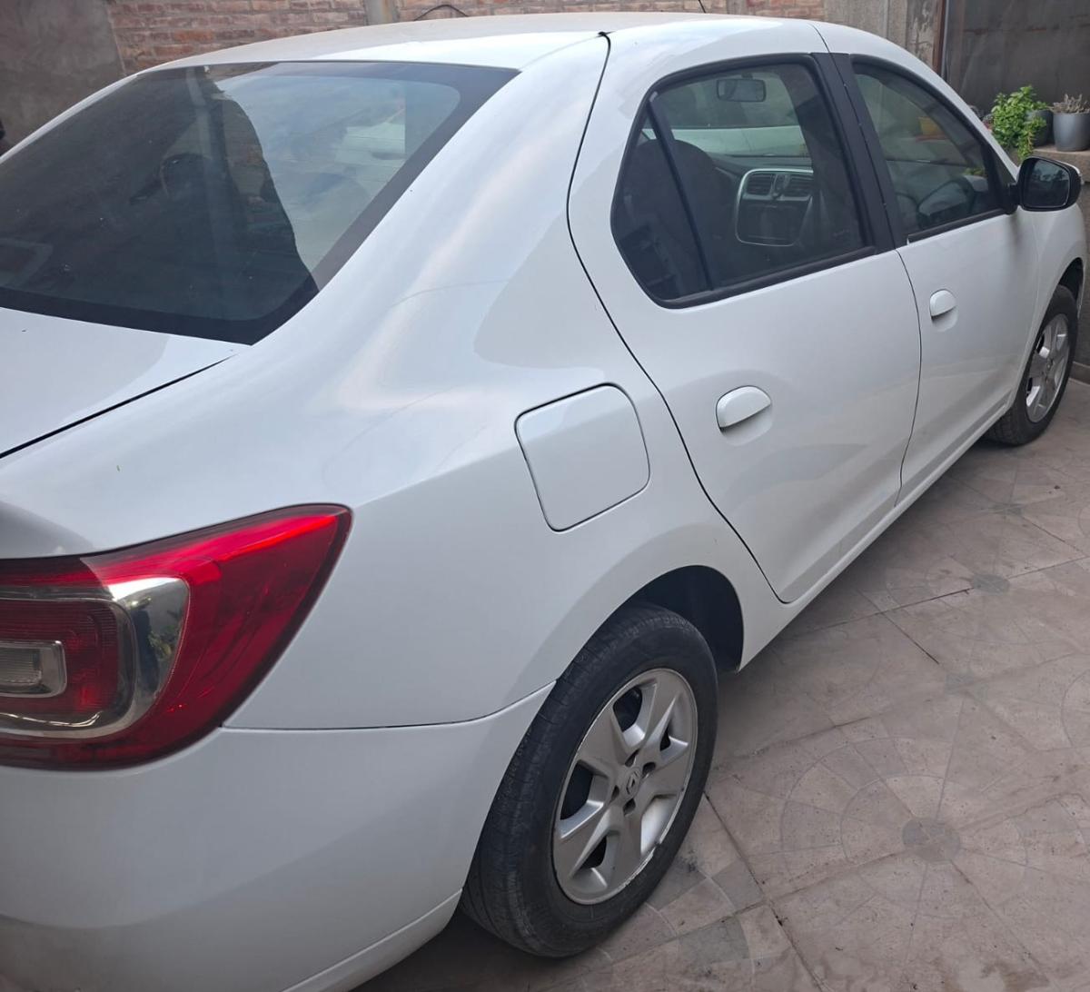 Foto de RENAULT LOGAN NUEVO LOGAN PRIVILEGE 1.6 16V MOTOR K4M 2017, color blanco, en San Juan
