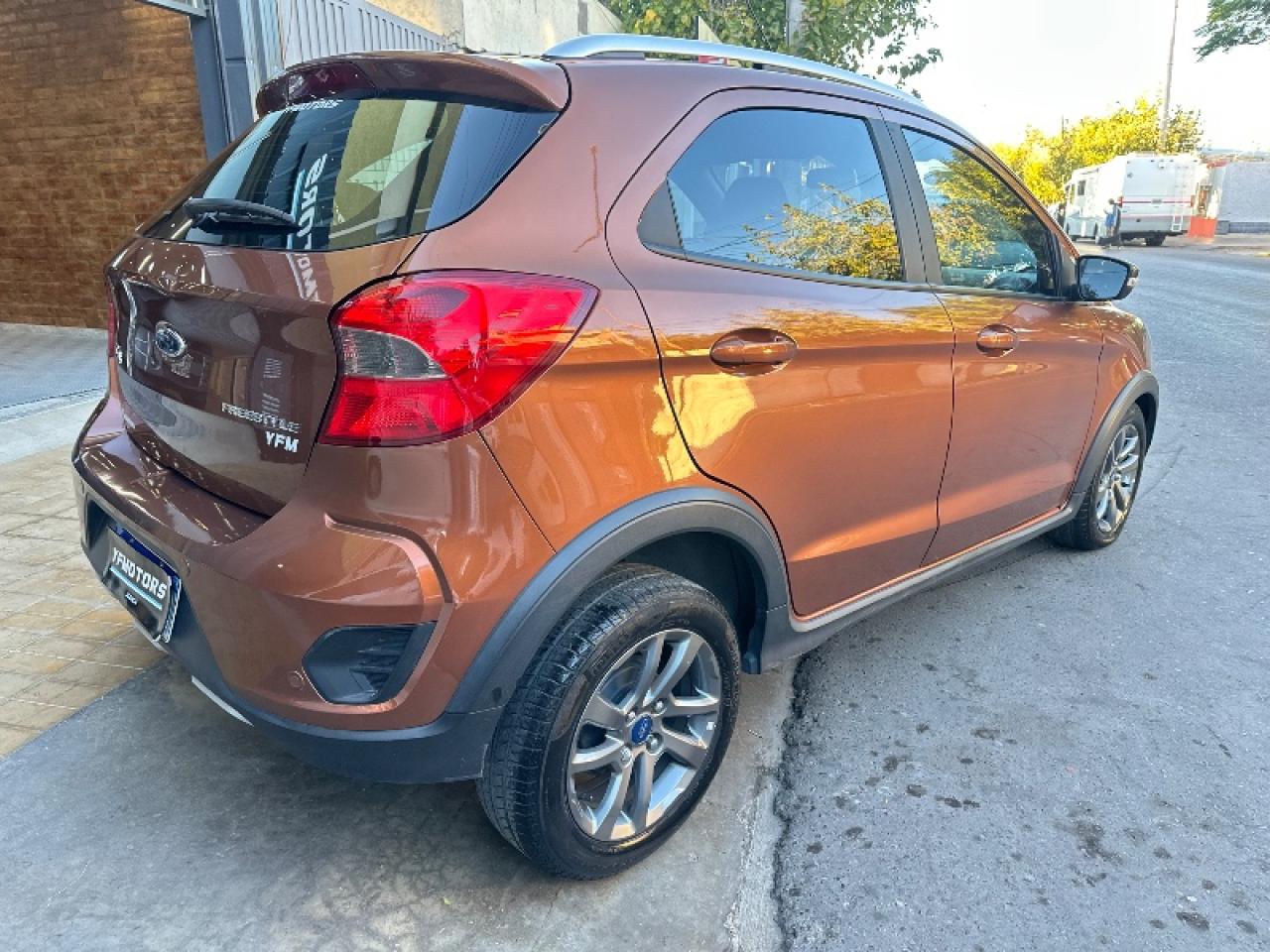 Foto de FORD KA Freestyle 1.5 2018, color naranja, en San Juan