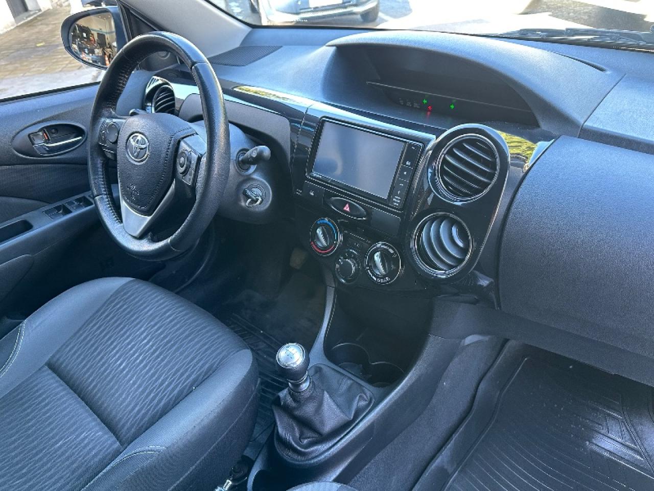 Foto de TOYOTA ETIOS Xls 1.5 mt6 2017, color blanco, en San Juan