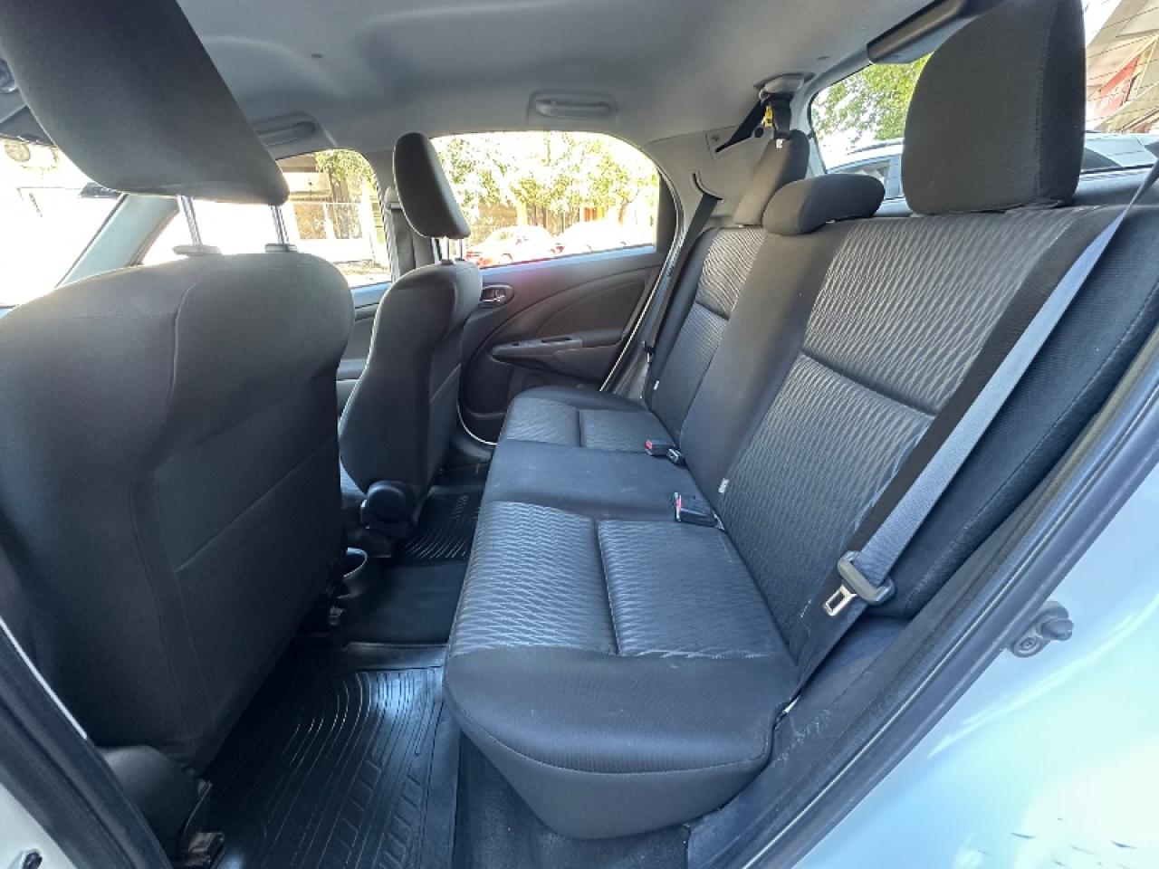 Foto de TOYOTA ETIOS Xls 1.5 mt6 2017, color blanco, en San Juan