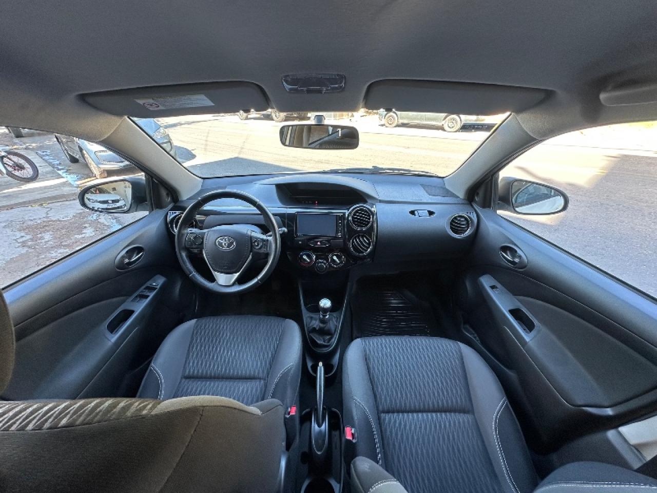 Foto de TOYOTA ETIOS Xls 1.5 mt6 2017, color blanco, en San Juan
