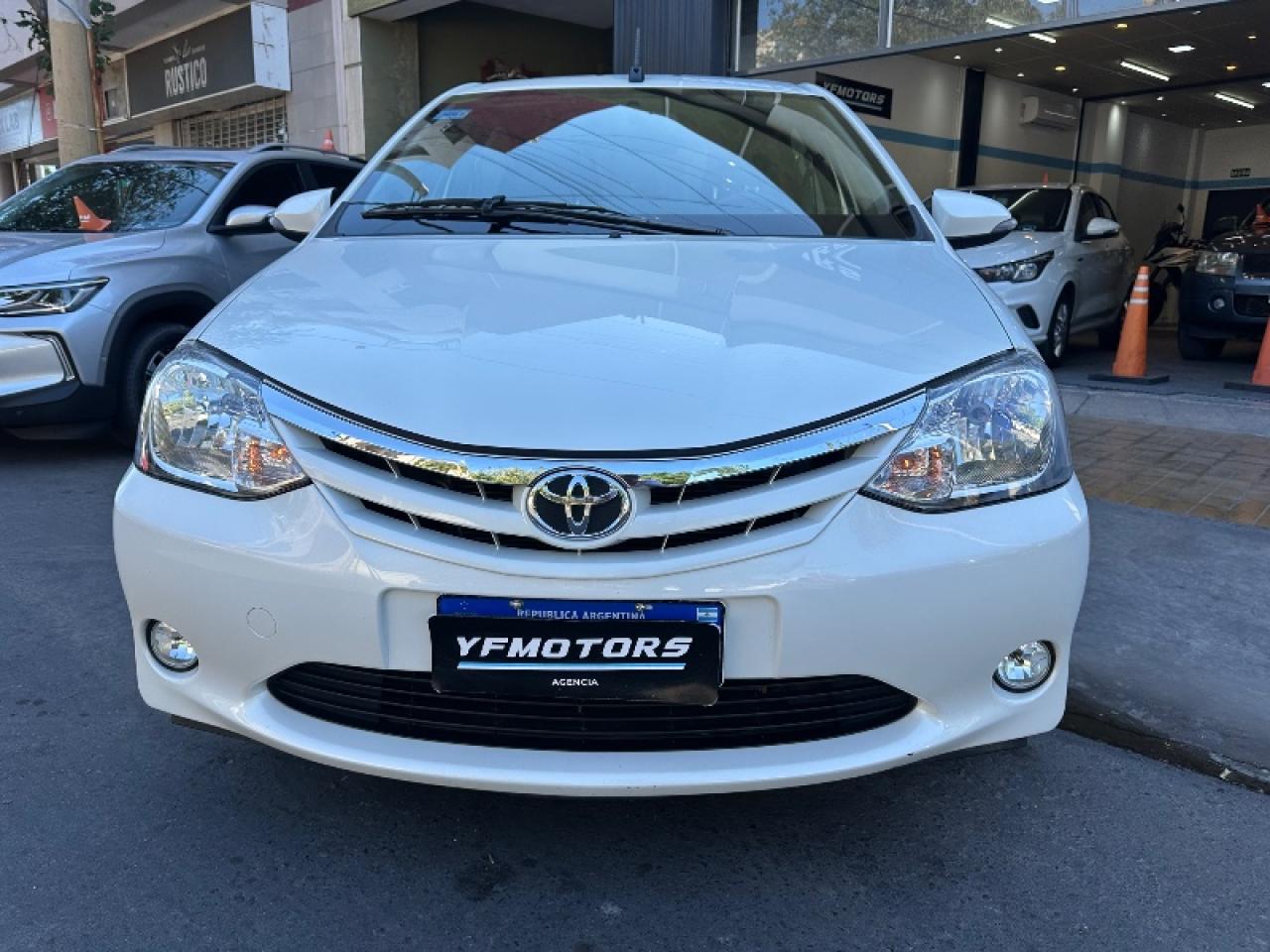 Foto de TOYOTA ETIOS Xls 1.5 mt6 2017, color blanco, en San Juan