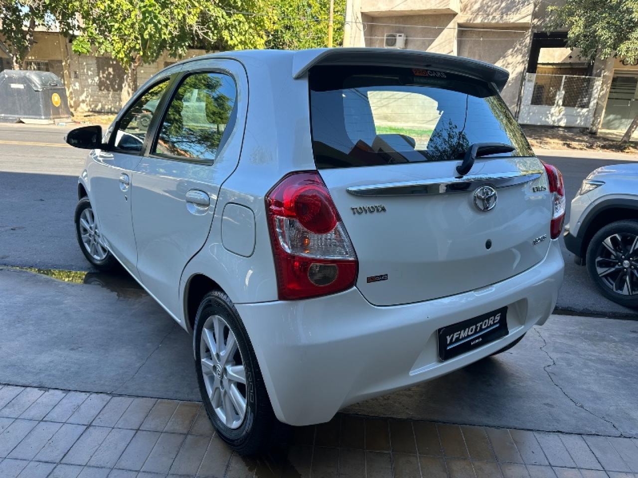 Foto de TOYOTA ETIOS Xls 1.5 mt6 2017, color blanco, en San Juan