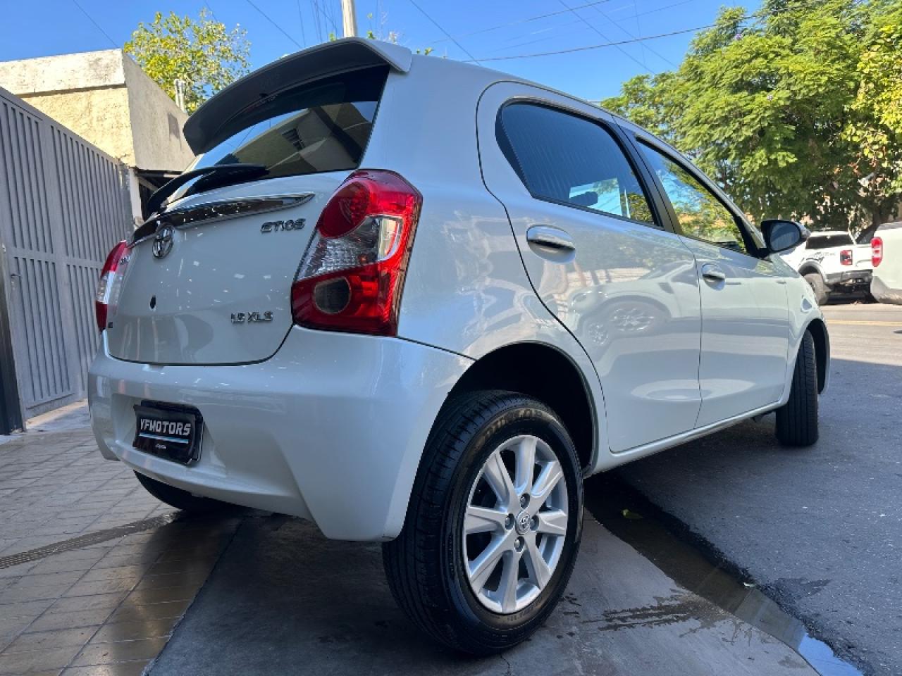 Foto de TOYOTA ETIOS Xls 1.5 mt6 2017, color blanco, en San Juan