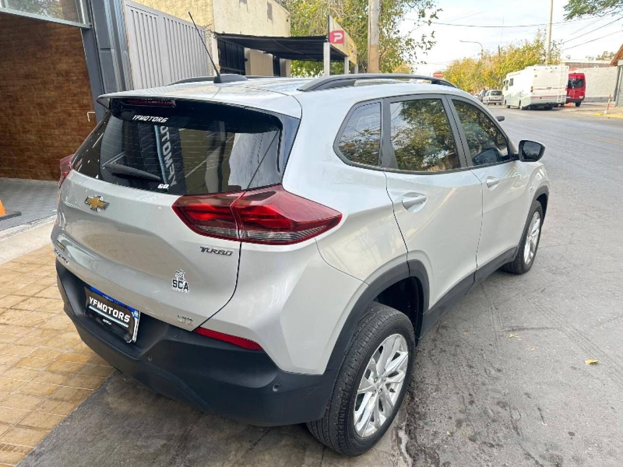 Foto de CHEVROLET TRACKER 1.2 Turbo LTZ 2023, color gris, en San Juan