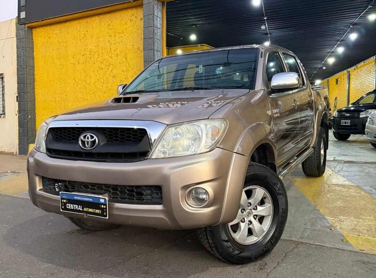 Foto de TOYOTA HILUX SRV 4X4 AUTOMATICA 2011, color sin color especificado, en San Juan