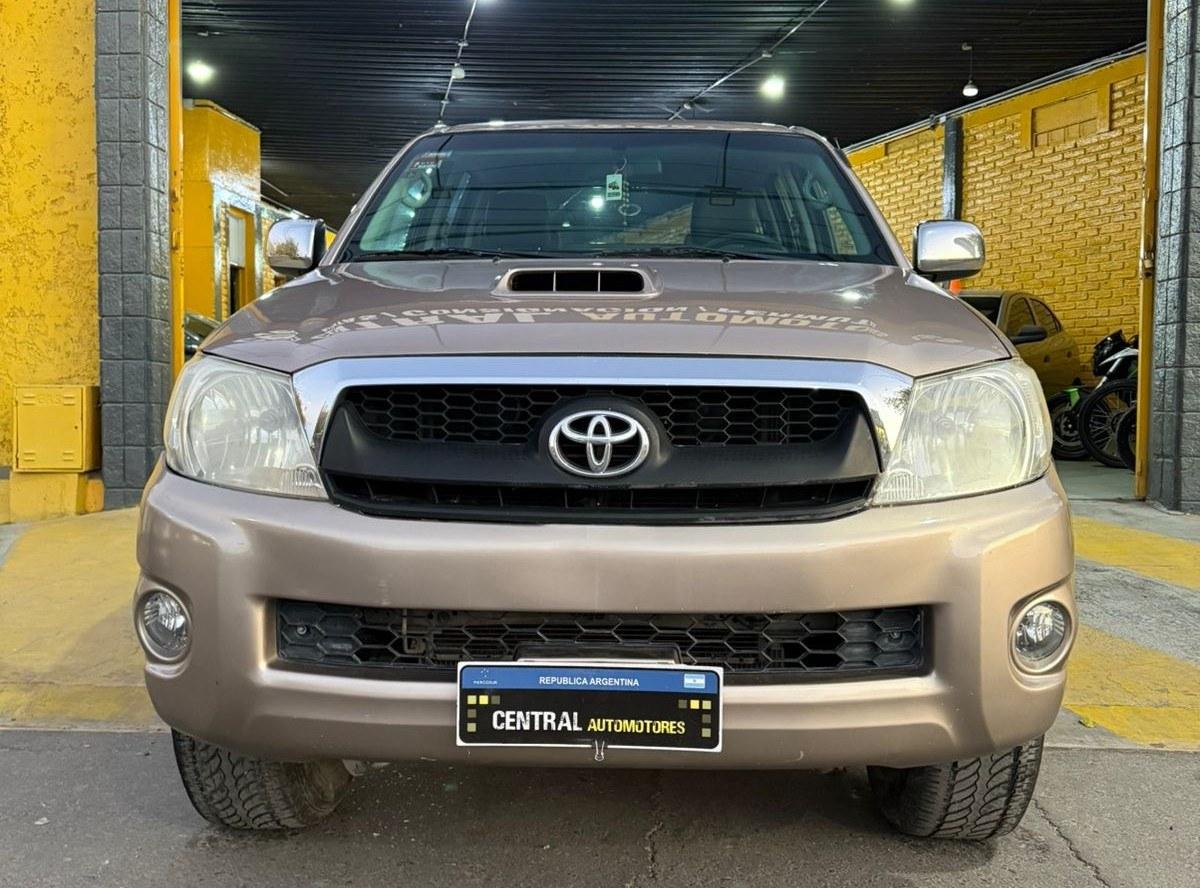 Foto de TOYOTA HILUX SRV 4X4 AUTOMATICA 2011, color sin color especificado, en San Juan