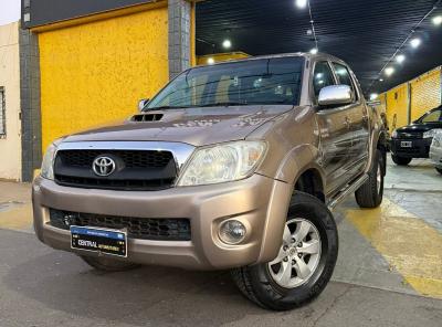 Foto de TOYOTA HILUX SRV 4X4 AUTOMATICA 2011, color sin color especificado, en San Juan