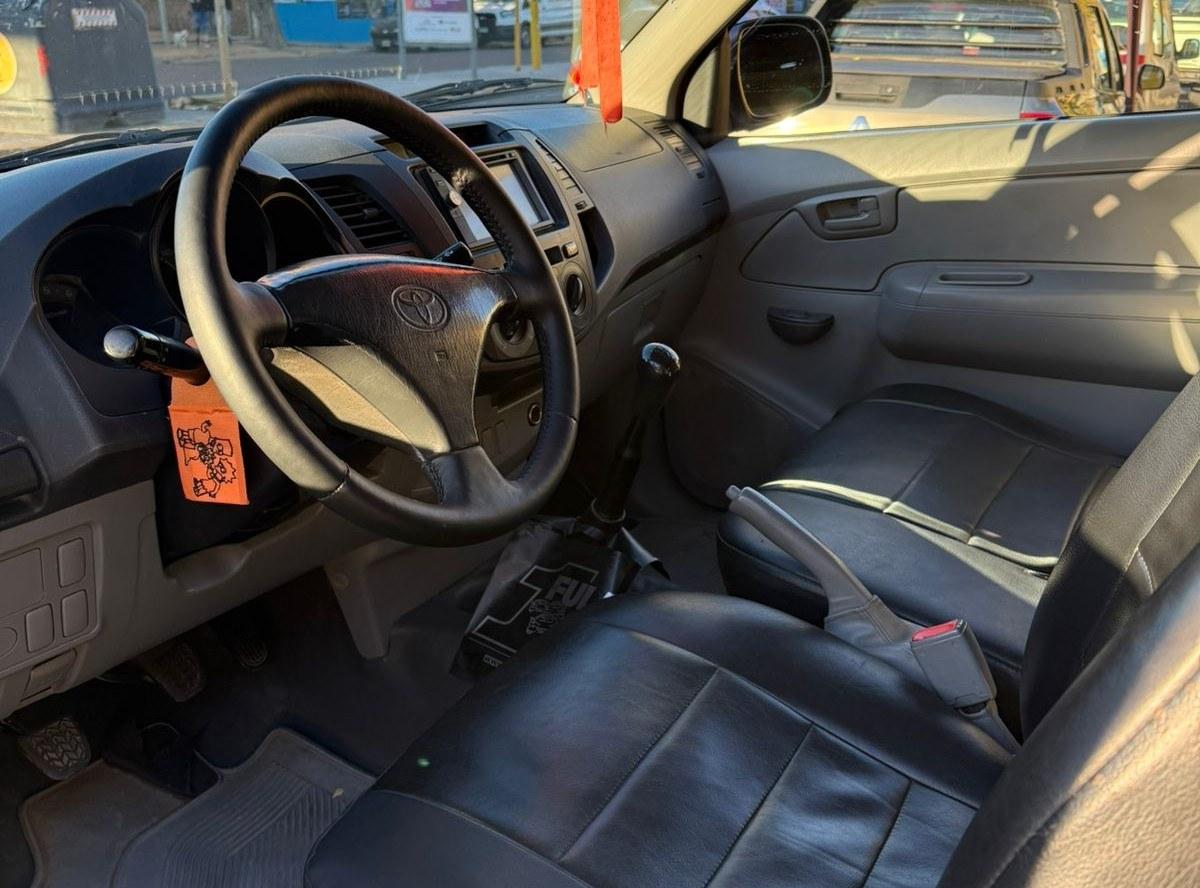 Foto de TOYOTA HILUX 2.5 4X2 CABINA SIMPLE 2011, color blanco, en San Juan