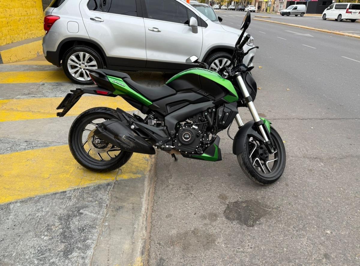 Foto de BAJAJ CALLE DOMINAR 2023, color verde, en San Juan