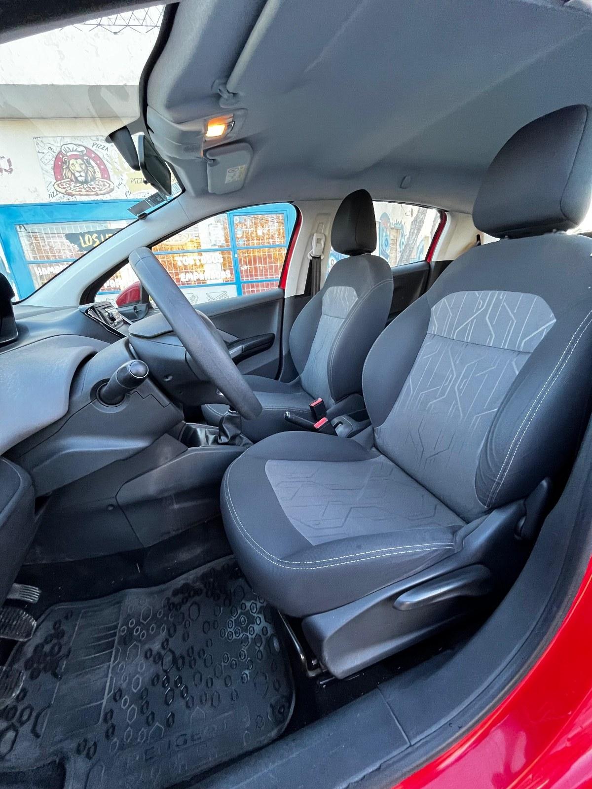 Foto de PEUGEOT 208 1.6 16v Active 2017, color rojo, en San Juan