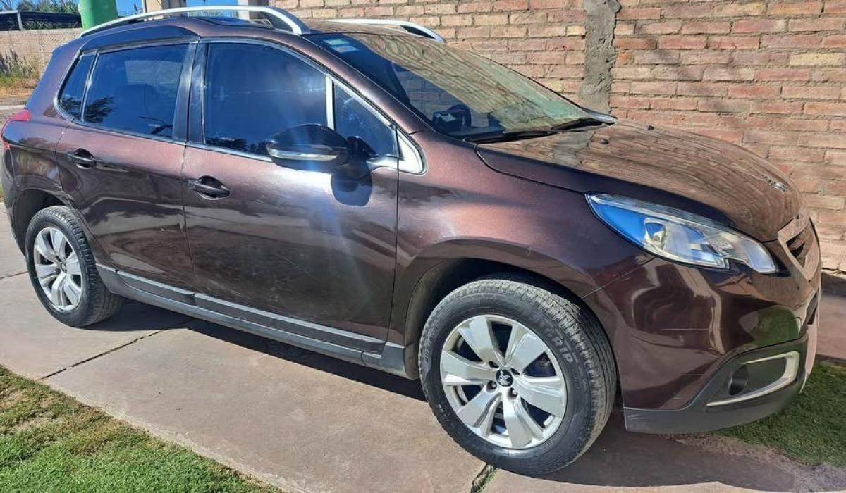 Foto de PEUGEOT 2008 Allure 1.6 nafta 2018, color marron, en San Juan