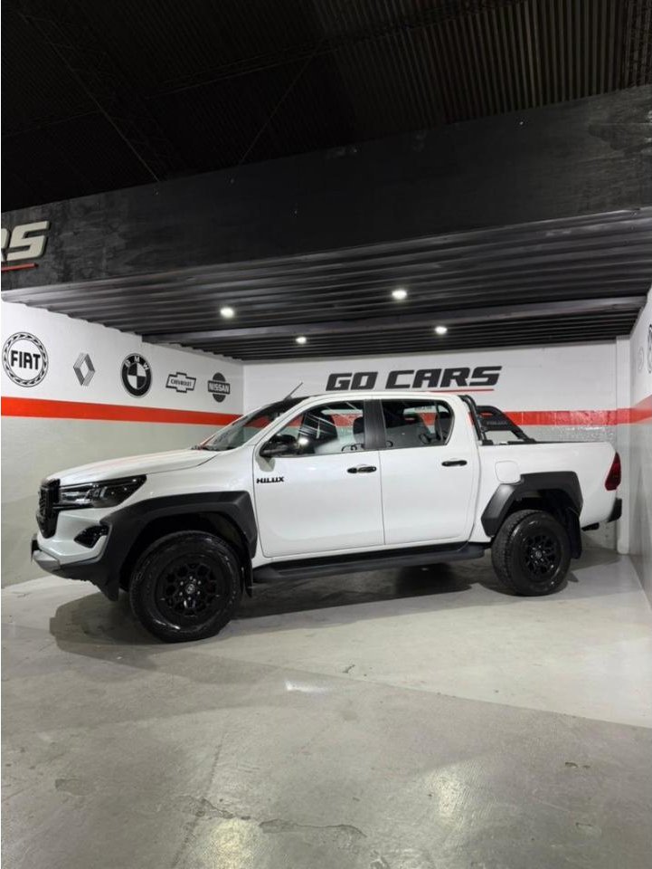 Foto de TOYOTA HILUX GR 2.8 IV 2025, color blanco, en San Juan