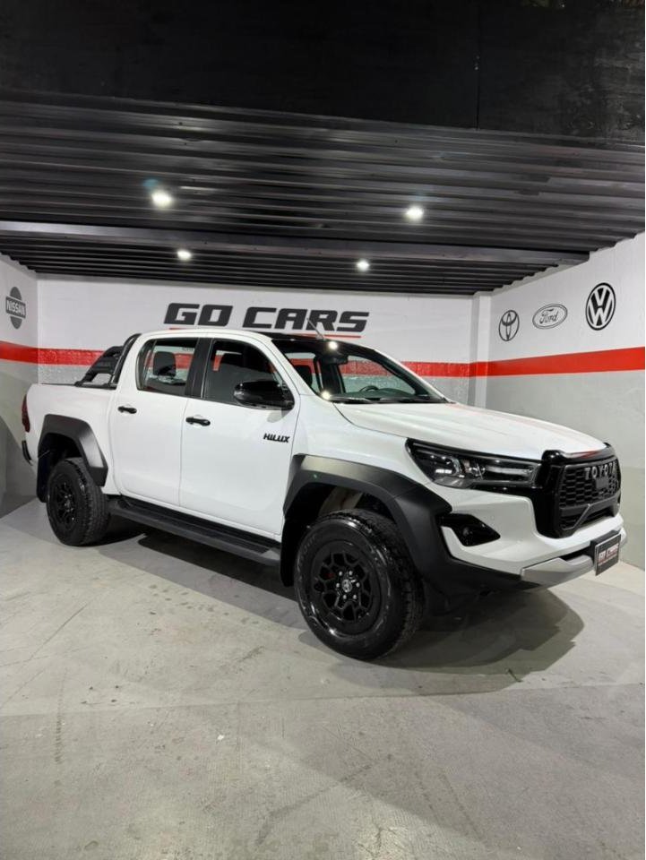 Foto de TOYOTA HILUX GR 2.8 IV 2025, color blanco, en San Juan