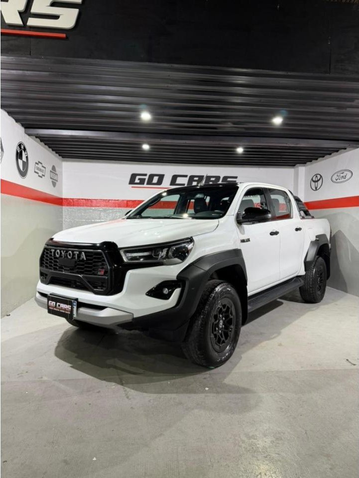 Foto de TOYOTA HILUX GR 2.8 IV 2025, color blanco, en San Juan