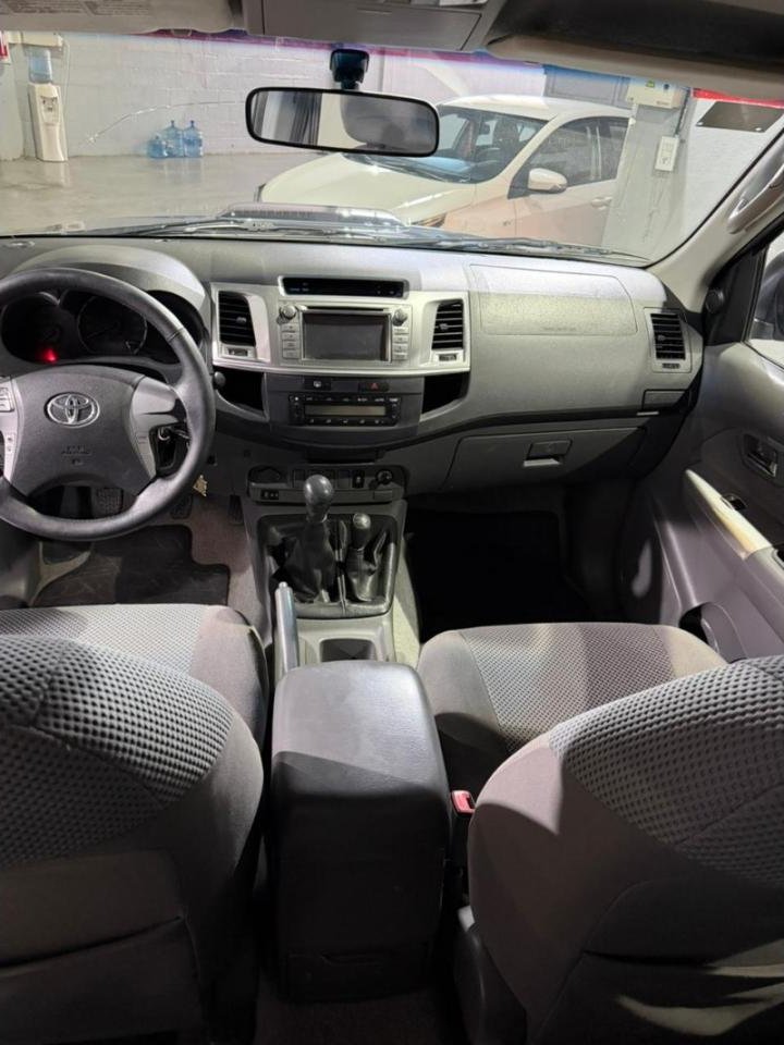 Foto de TOYOTA HILUX SRV 4X4 3.0 2012, color gris, en San Juan