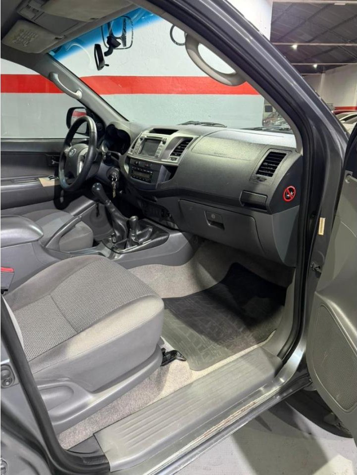 Foto de TOYOTA HILUX SRV 4X4 3.0 2012, color gris, en San Juan