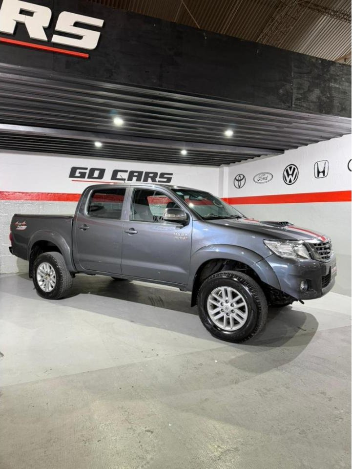 Foto de TOYOTA HILUX SRV 4X4 3.0 2012, color gris, en San Juan