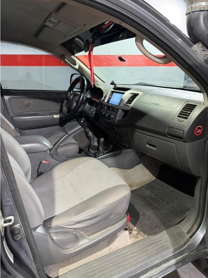 Foto de TOYOTA HILUX 3.0 SR 4X4 2012, color gris, en San Juan
