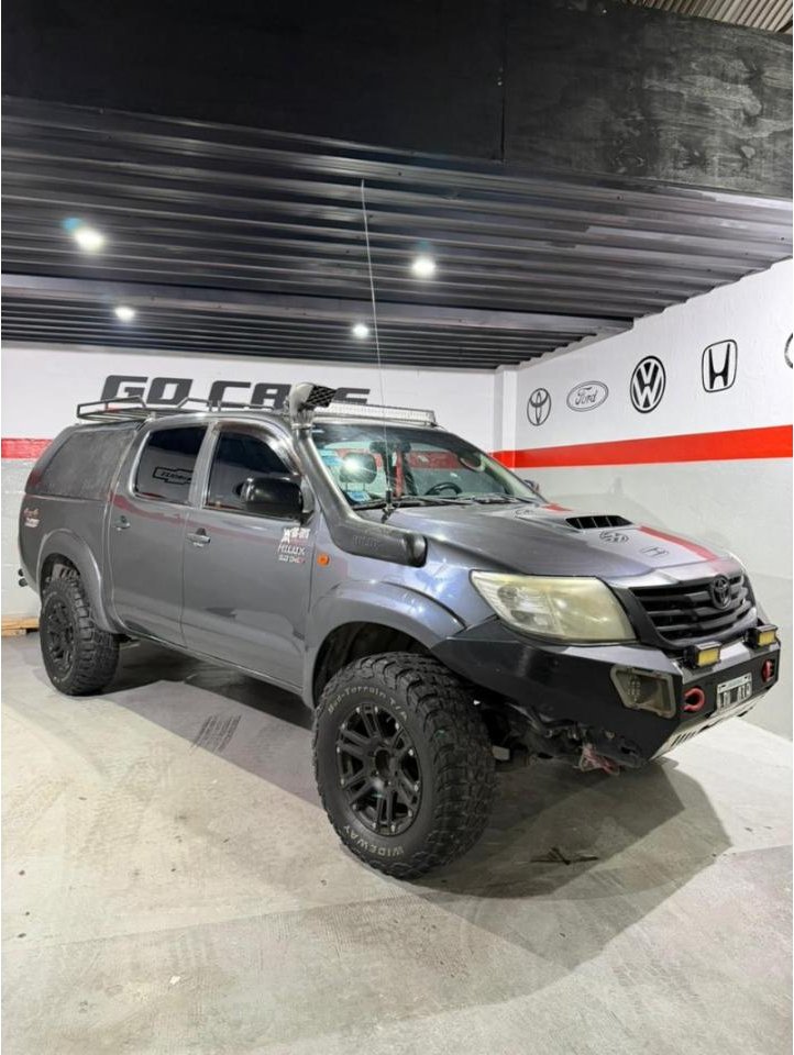 Foto de TOYOTA HILUX 3.0 SR 4X4 2012, color gris, en San Juan