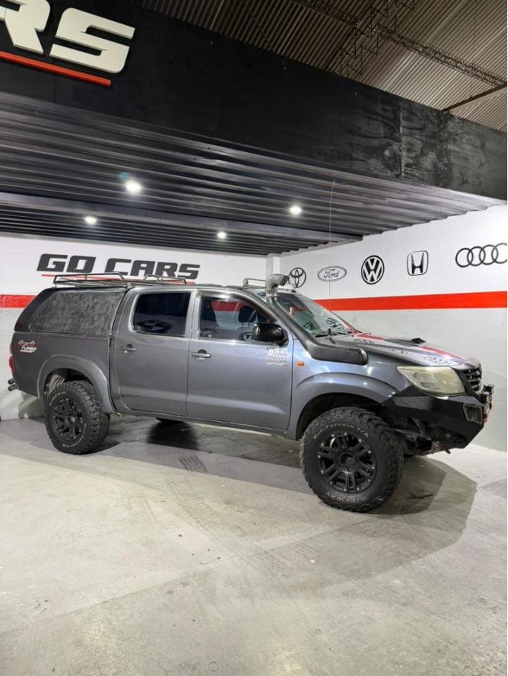 Foto de TOYOTA HILUX 3.0 SR 4X4 2012, color gris, en San Juan