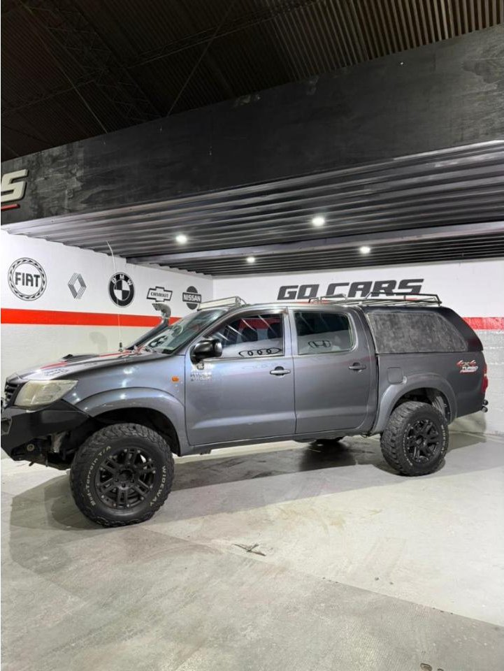 Foto de TOYOTA HILUX 3.0 SR 4X4 2012, color gris, en San Juan