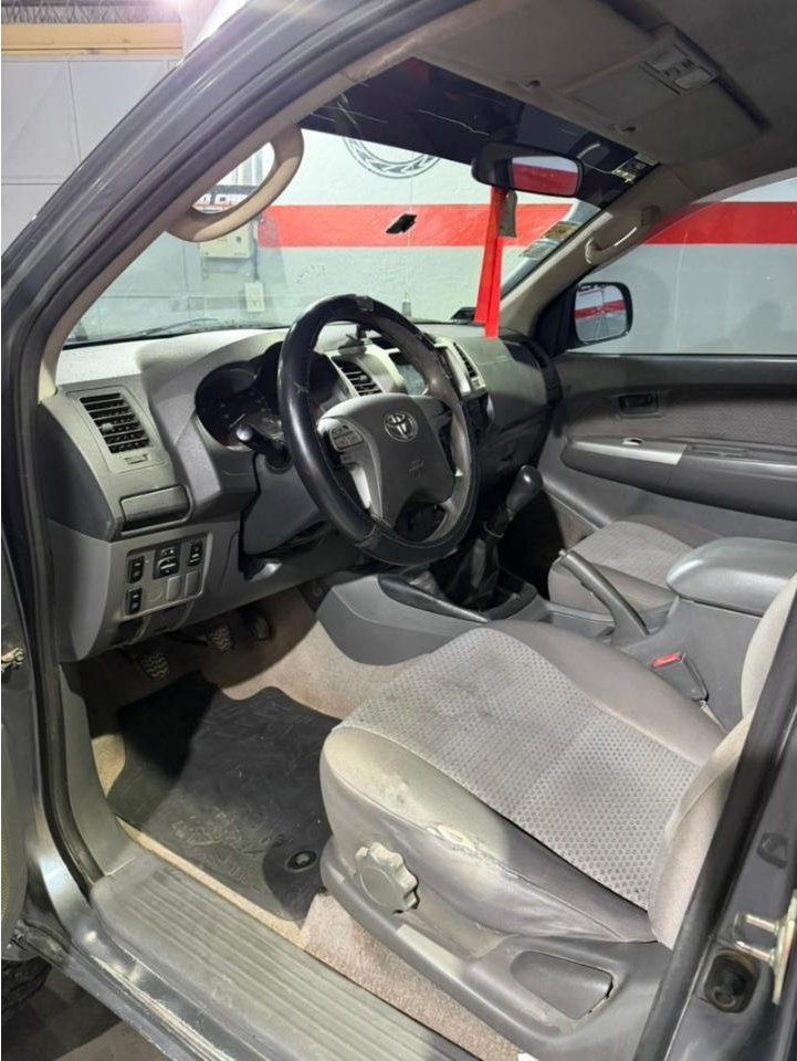 Foto de TOYOTA HILUX 3.0 SR 4X4 2012, color gris, en San Juan