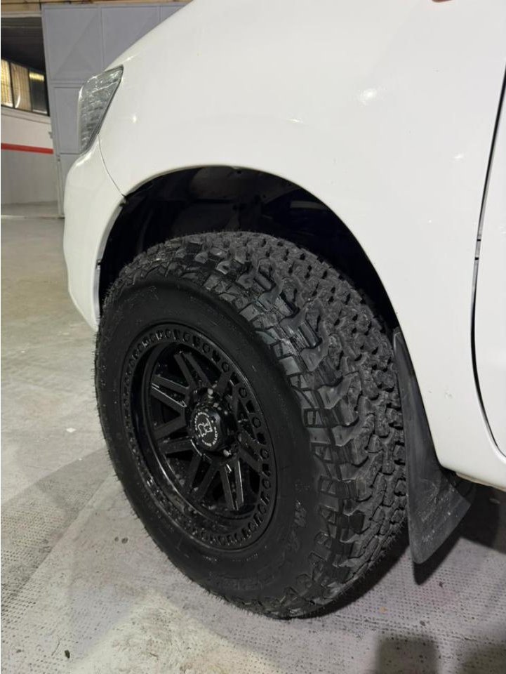 Foto de TOYOTA HILUX DX 2.5 4X4 2012, color blanco, en San Juan