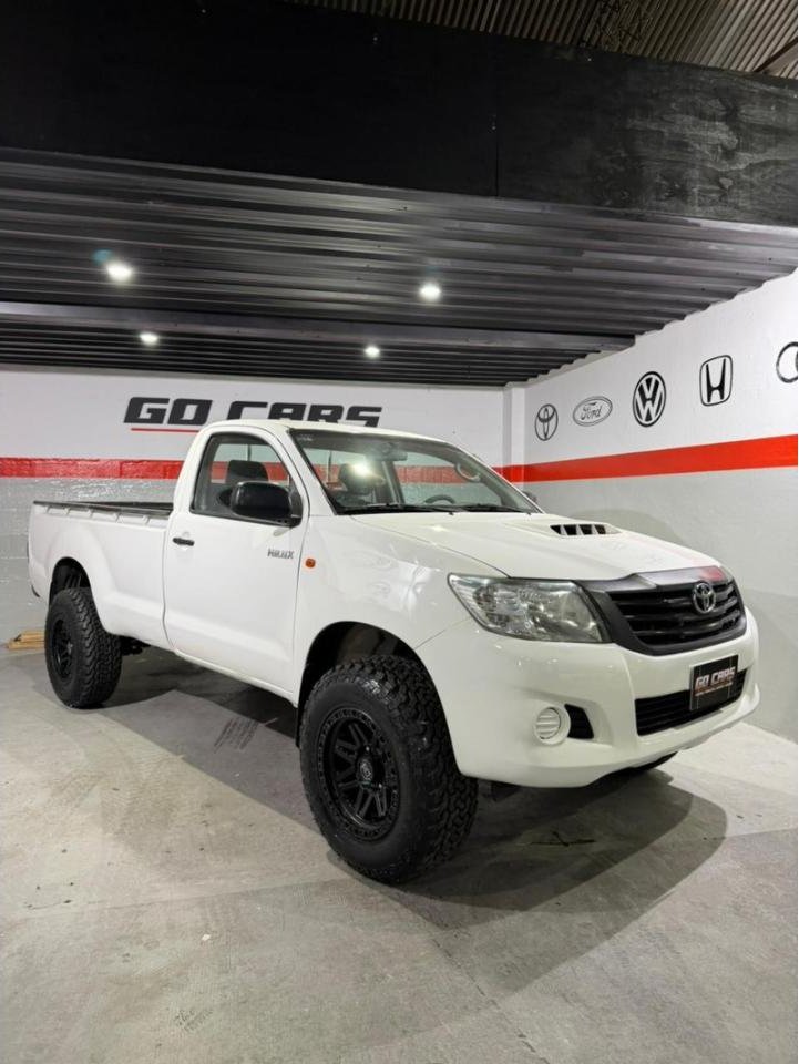 Foto de TOYOTA HILUX DX 2.5 4X4 2012, color blanco, en San Juan