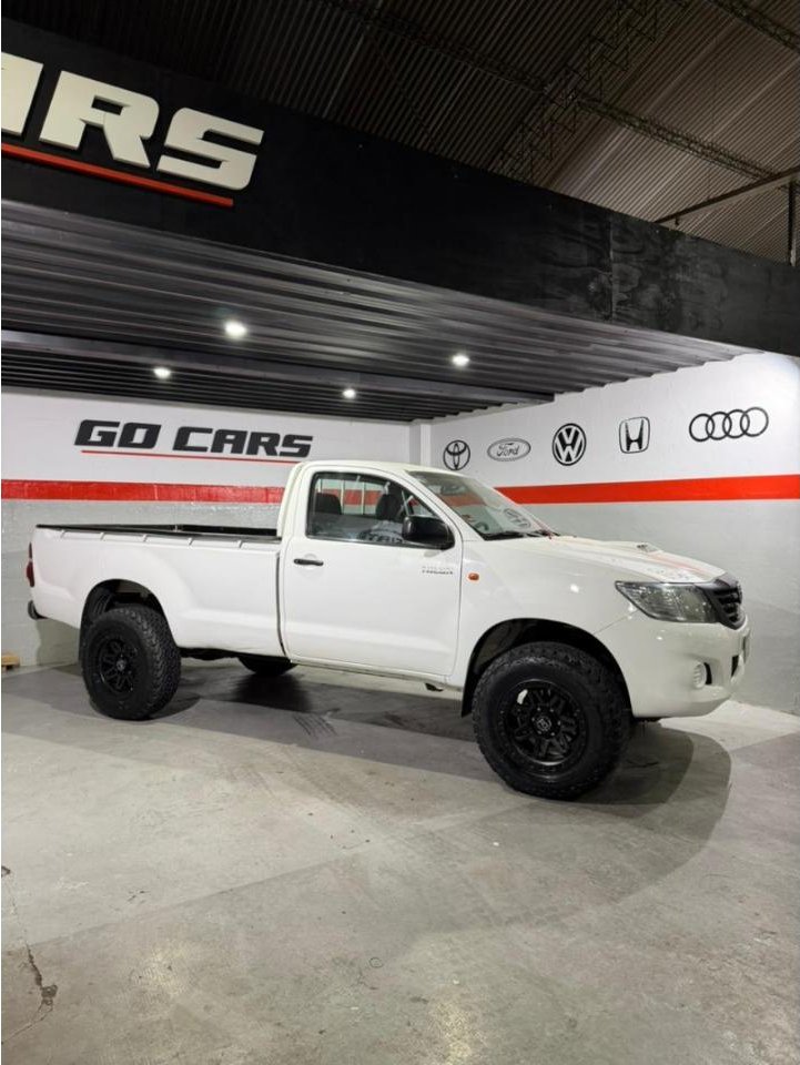 Foto de TOYOTA HILUX DX 2.5 4X4 2012, color blanco, en San Juan