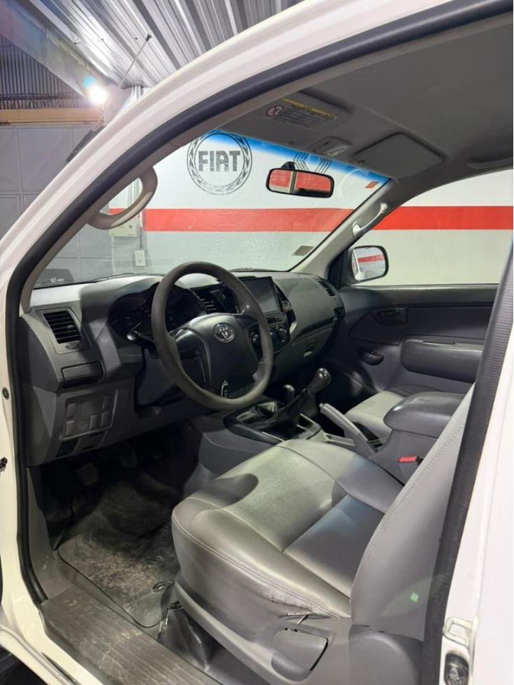 Foto de TOYOTA HILUX DX 2.5 4X4 2012, color blanco, en San Juan