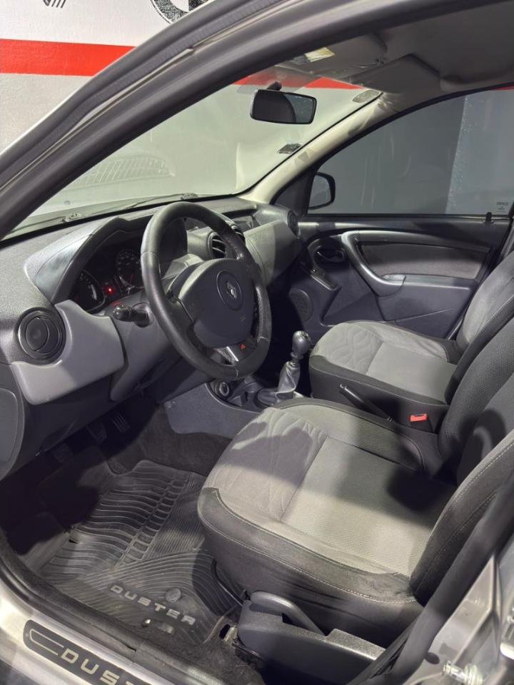 Foto de RENAULT DUSTER 2.0 4X4 luxe nav 2014, color gris, en San Juan