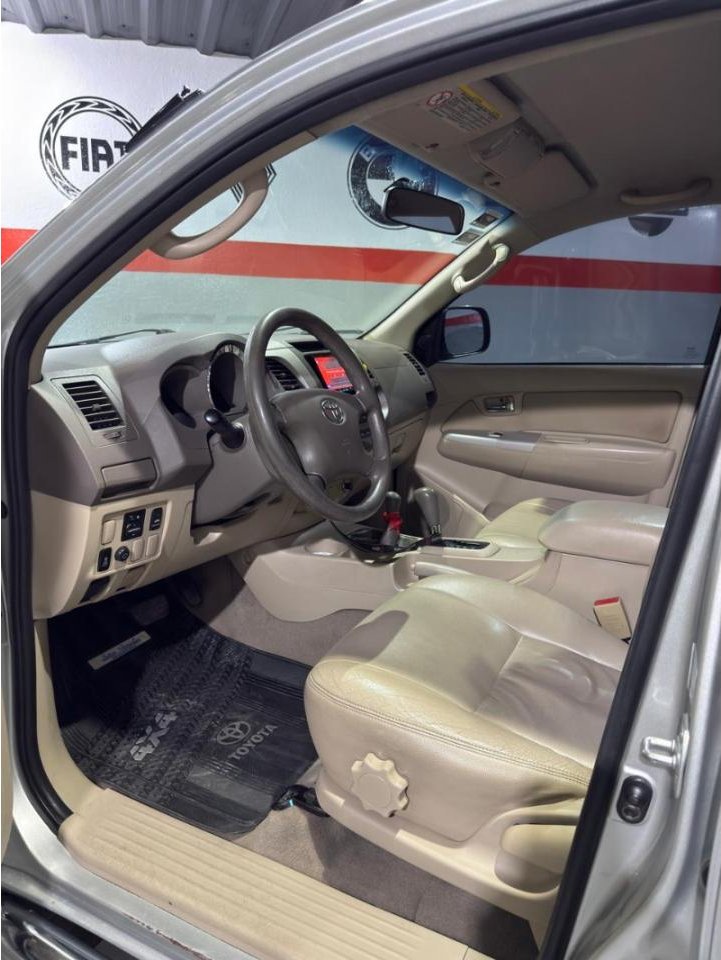 Foto de TOYOTA SW4 3.0 SRV 4X4 AT 2006, color gris, en San Juan